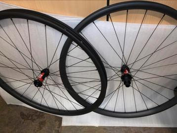 Dtswiss 240 carbon wielset nieuw beschikbaar voor biedingen