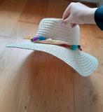 Stro hoed met grote kralen in de band, Ophalen of Verzenden, Zo goed als nieuw, One size fits all, Hoed