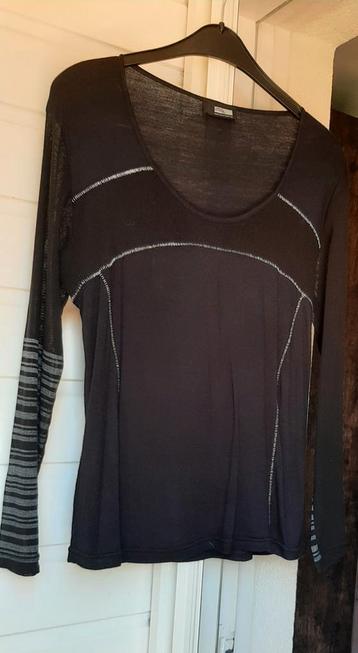 2026 top/t-shirt,leuke details, zwart/grijs.Mt.40/42.Als nw. beschikbaar voor biedingen