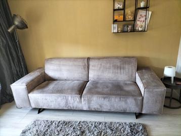 Te koop 2 Persoons bankstel, kleur Taupe, materiaal Suède 