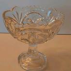 BOKAAL MET FRANSE LELIE-SCHAAL OP VOET MET FLEUR DE LIS, Huis en Inrichting, Schaal, Verzenden, Rond, Glas