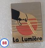 Pin La Lumière, Verzamelen, Speldjes, Pins en Buttons, Verzenden, Gebruikt
