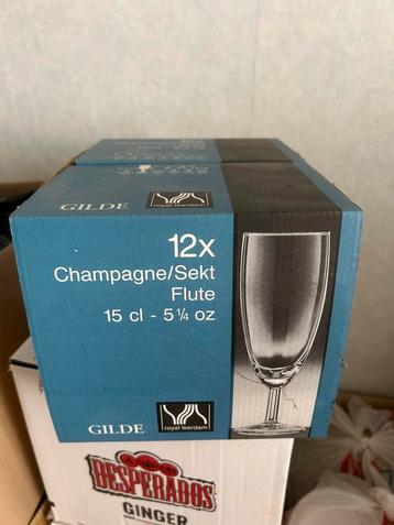 Champagne glazen beschikbaar voor biedingen