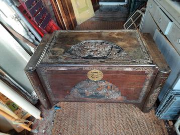 Oude chinese bruidskist beschikbaar voor biedingen