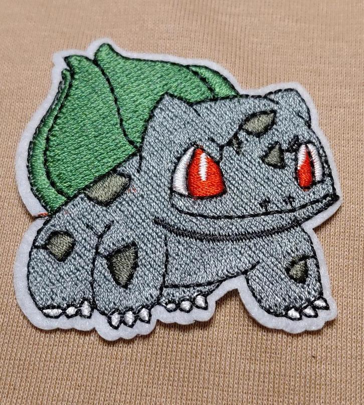 Opstrijkbare geborduurde applicatie  Bulbasaur, Hobby en Vrije tijd, Kledingapplicaties en Hotfix, Nieuw, Overige applicaties