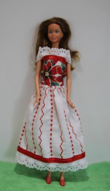 Barbie 10: geborduurde folklore jurk en schoentjes beschikbaar voor biedingen