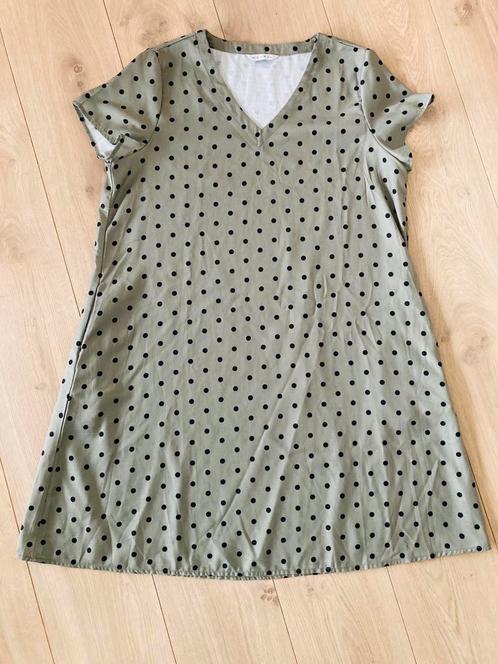 Kakigroen jurkje met zwarte stippen, maat 48, Kleding | Dames, Jurken, Zo goed als nieuw, Maat 46/48 (XL) of groter, Groen, Knielengte
