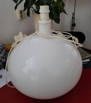 Grote witte glazen lampvoet IKEA beschikbaar voor biedingen
