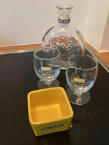 Ricard pastis glazen karaf, twee glazen en olijvenbakje beschikbaar voor biedingen