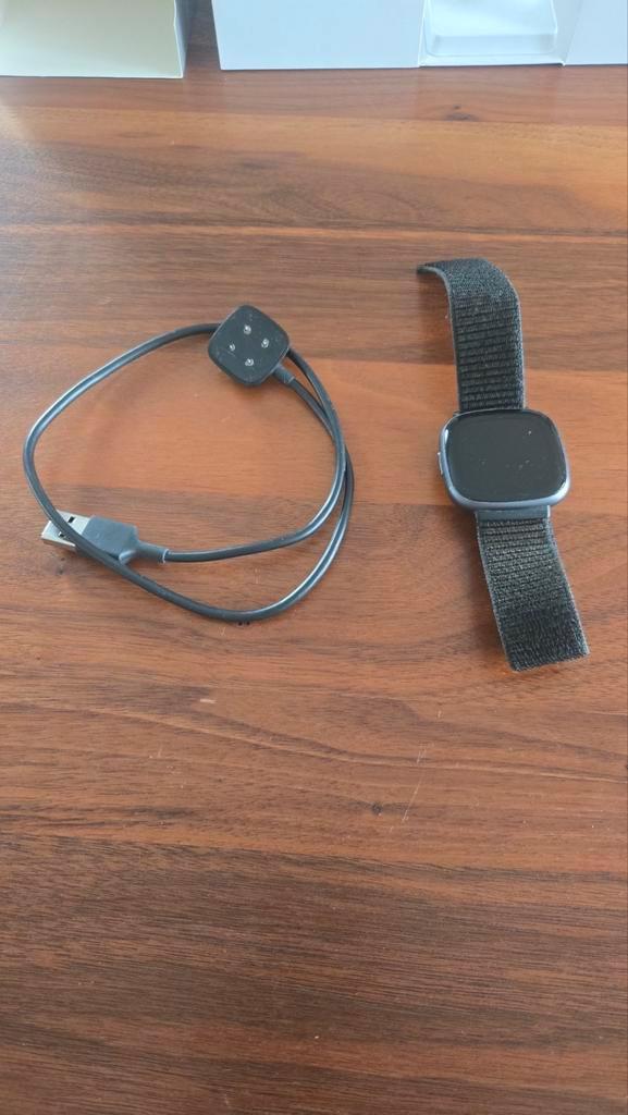 Fitbit versa 4, Sieraden, Tassen en Uiterlijk, Smartwatches, Zo goed als nieuw, Android, Zwart, GPS, Hartslag, Ophalen of Verzenden