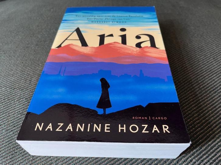 Nazanini Hozar - Aria. (2020), Boeken, Romans, Zo goed als nieuw, Ophalen of Verzenden