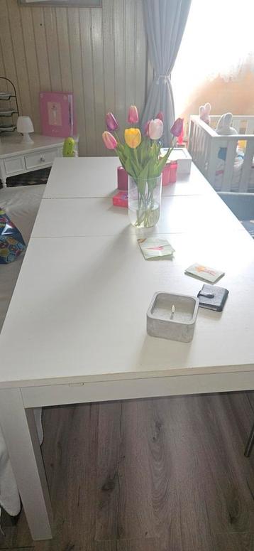 Mooie uitschuifbare witte eettafel en hoektafeltje beschikbaar voor biedingen