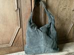 Nieuw groene suéde leren schoudertas shopper, Sieraden, Tassen en Uiterlijk, Tassen | Schoudertassen, Ophalen of Verzenden, Nieuw