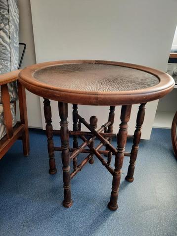 Antieke tafel met koperblad en leuke pootjes beschikbaar voor biedingen
