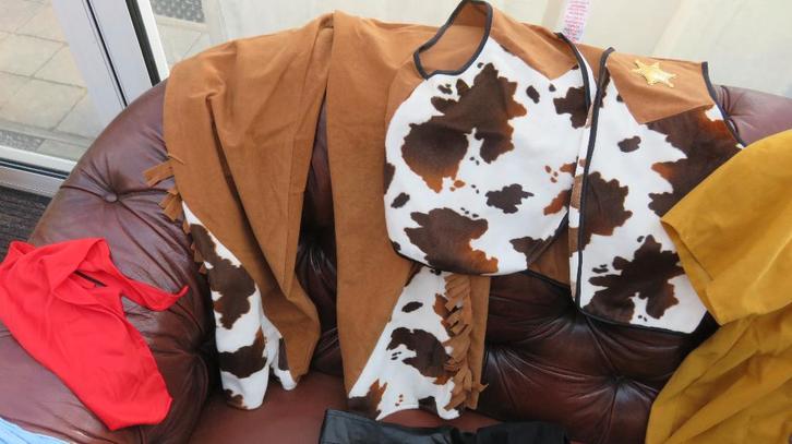 3 dlg. Indianenpak, nieuw en 2x 3 dlg. cowboypak nieuw., Kleding | Heren, Carnavalskleding en Feestkleding, Nieuw, Kleding, Carnaval