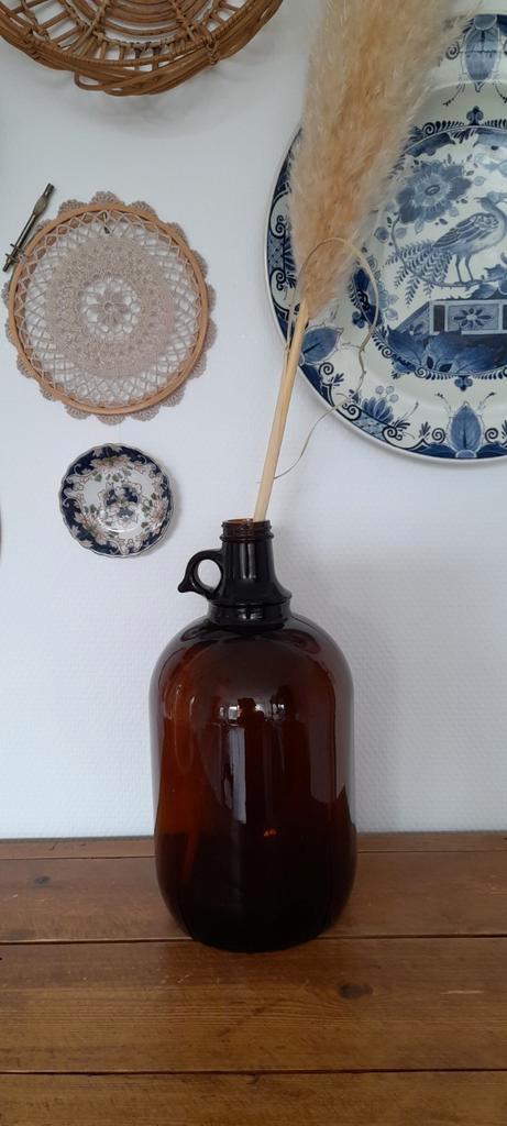 Grote vintage bruine apothekers fles vaas met oor, Huis en Inrichting, Woonaccessoires | Vazen, Zo goed als nieuw, Overige kleuren