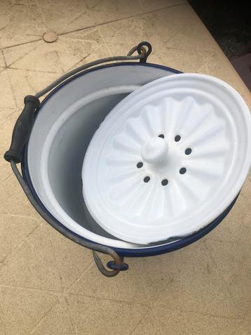 Emaille luier emmer met deksel beschikbaar voor biedingen