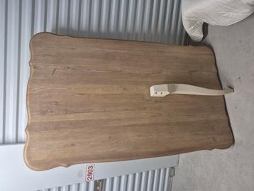 Eettafel van hout, tegen elk aannemelijk bod! beschikbaar voor biedingen