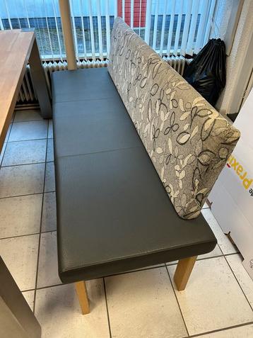 Eettafel bank en 3 stoelen beschikbaar voor biedingen