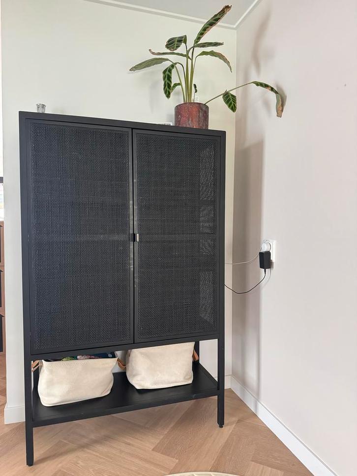 Stijlvolle zwarte webbing kast Alexia, Huis en Inrichting, Kasten | Wandmeubels, Gebruikt, 150 tot 200 cm, Minder dan 150 cm, 25 tot 50 cm