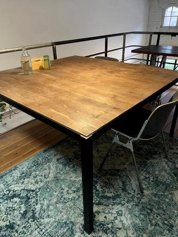 Vierkante tafel beschikbaar voor biedingen