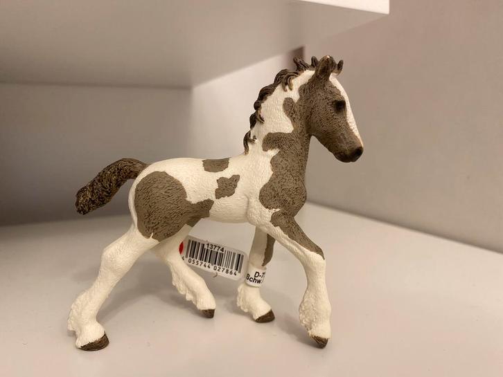 Schleich 13774 Tinker / Irish cob veulen met vaan, Verzamelen, Dierenverzamelingen, Zo goed als nieuw, Beeldje of Figuurtje, Paard