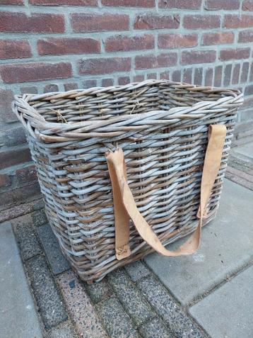 Vintage Riet Mand met Leren Handvatten beschikbaar voor biedingen
