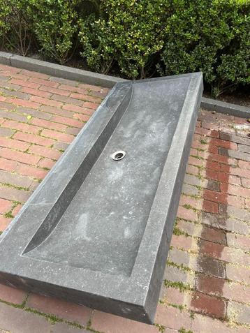 Stoere natuurstenen wastafel – strak en tijdloos beschikbaar voor biedingen