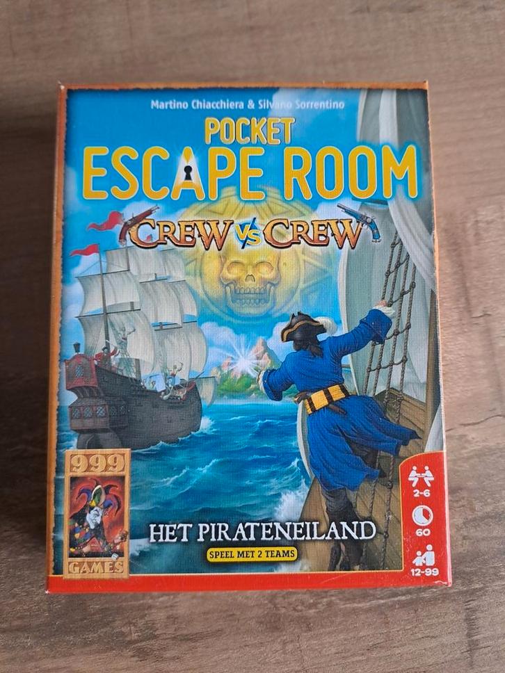 Pocket Escape Room - Crew vs Crew, Hobby en Vrije tijd, Gezelschapsspellen | Kaartspellen, Zo goed als nieuw, Ophalen of Verzenden