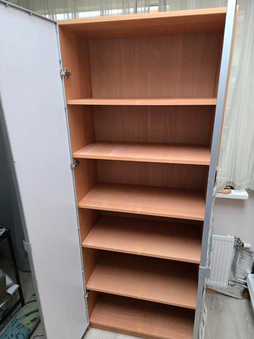 Houten kast met planken en deuren