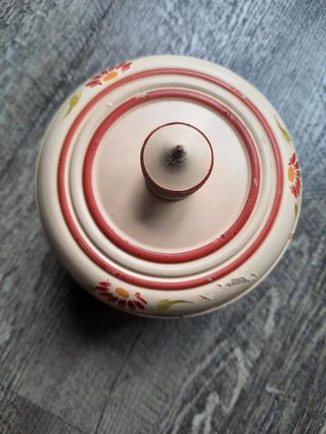 Hout bakje met deksel beschikbaar voor biedingen