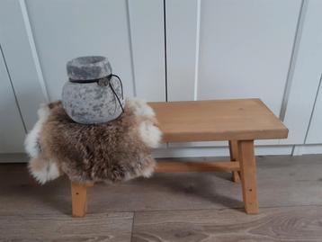 Houten bankje 60x20x31 beschikbaar voor biedingen