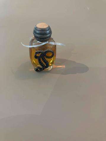 Vintage Parfumflesje met 'S' Decoratie van zilver beschikbaar voor biedingen