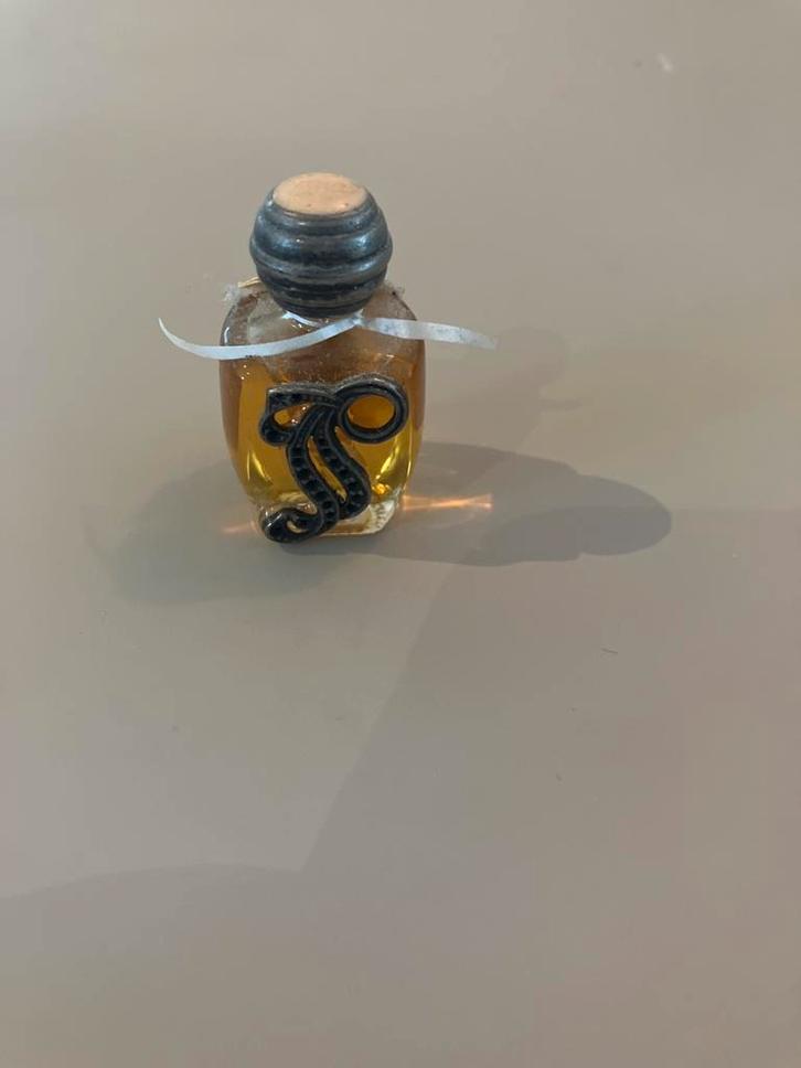 Vintage Parfumflesje met 'S' Decoratie van zilver, Sieraden, Tassen en Uiterlijk, Uiterlijk | Parfum, Gebruikt, Ophalen of Verzenden