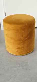 Velours okergeel poefje, Huis en Inrichting, Banken | Voetenbanken en Poefen, Ophalen, Minder dan 50 cm, Gebruikt, Rond