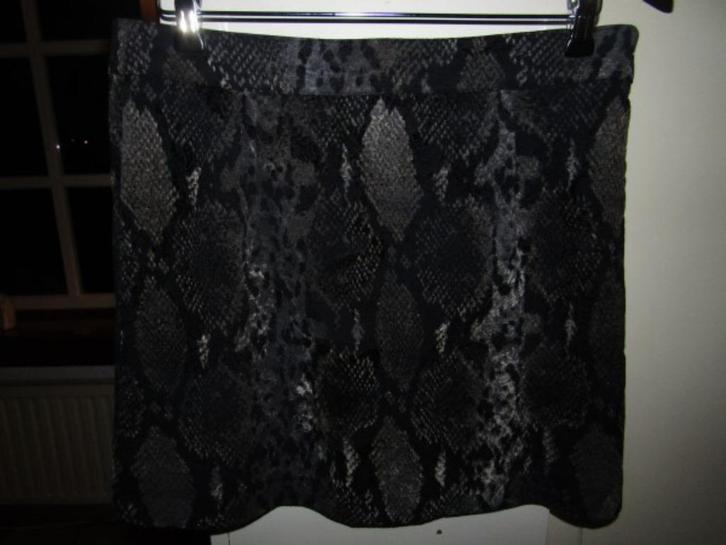 E1061 ELVIRA mt 38 nieuw rok grijs zwart slangenprint, Kleding | Dames, Rokken, Nieuw, Maat 38/40 (M), Grijs, Boven de knie, Verzenden
