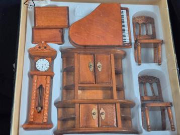 Doos / set van 7 houten vintage poppenhuismeubeltjes beschikbaar voor biedingen