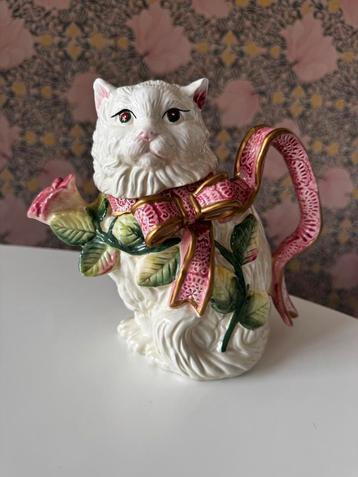 Vintage katten theepot beschikbaar voor biedingen