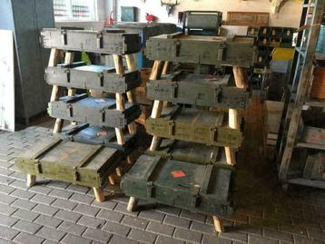 Legerkisten op pootjes, nachtkastjes , bijzettafeltje etc. beschikbaar voor biedingen