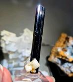 Esthetische zwarte glanzende Schröl met Veldspaat. Pakistan, Ophalen of Verzenden, Mineraal
