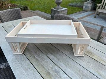 Houten bedtafel met uitneembaar houten blad 80 bij 40 beschikbaar voor biedingen