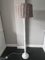 Brocante vloerlamp met rieten kap, Ophalen, Gebruikt, Hout, 150 tot 200 cm
