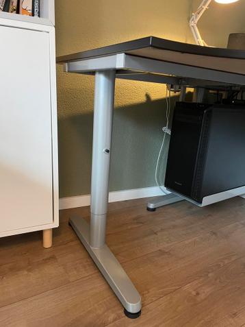 IKEA Galant bureau met Summera PC houder - afbeelding 3