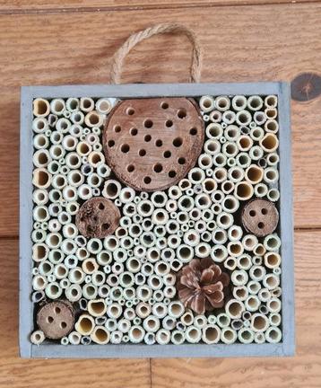 Insectenhotel, bijenhotel, "betonlook", met hartjes.  beschikbaar voor biedingen