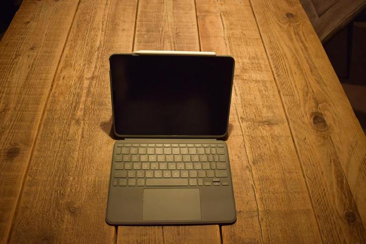 Complete iPad Air 5 Bundel + Pencil + Logitech Toetsenbord, Computers en Software, Apple iPads, Zo goed als nieuw, Apple iPad Air