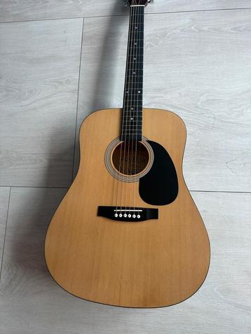 Akoestische gitaar inclusief bijpassende draagtas  beschikbaar voor biedingen
