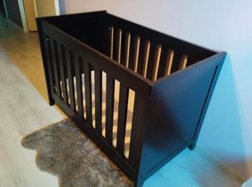 Ledikant en commode met verkleining. beschikbaar voor biedingen