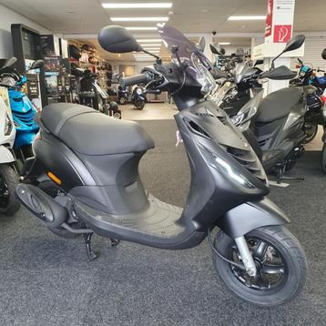 Piaggio Zip 45km 4takt kickstart 4761km 2016 mat zwart brom beschikbaar voor biedingen