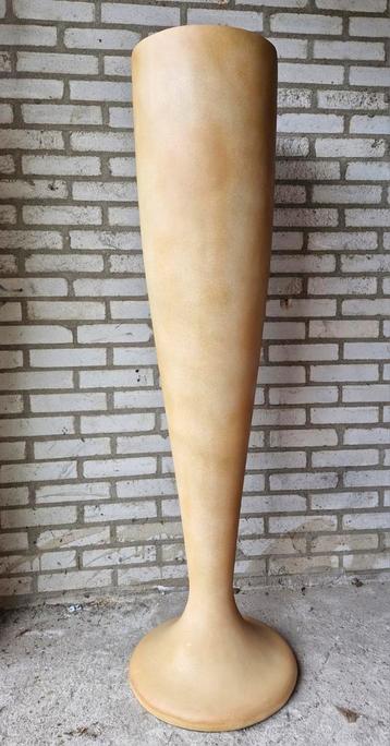 Hoge kunstof vaas 140 cm beschikbaar voor biedingen