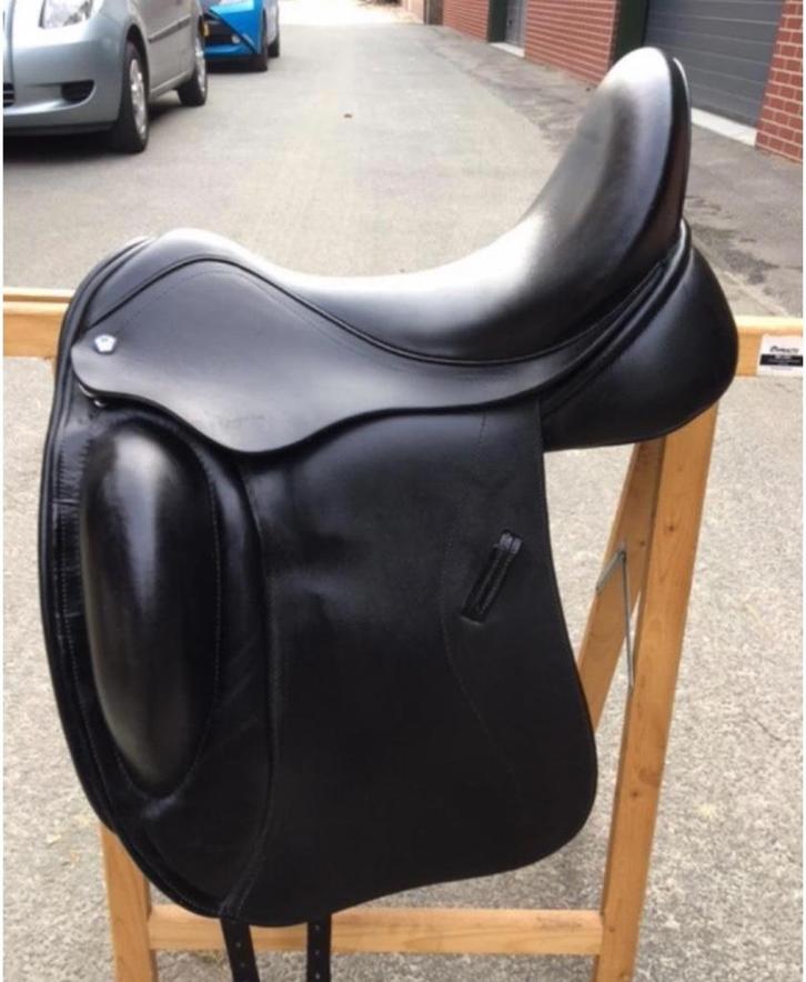 KM Worldriding dressuurzadel, Dieren en Toebehoren, Paarden en Pony's | Zadels, Zo goed als nieuw, Dressuur, Ophalen